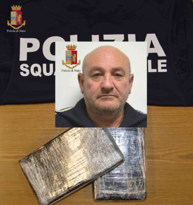 Corriere della droga tenta di disfarsi del trolley alla vista degli agenti: trasportava cocaina purissima