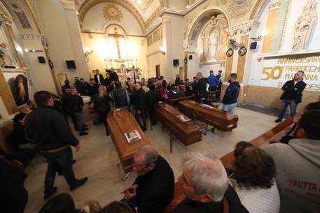 La bara scoperta e il corpo “abbracciato” dai peluche, Rachele con le vittime del maltempo: domani i funerali