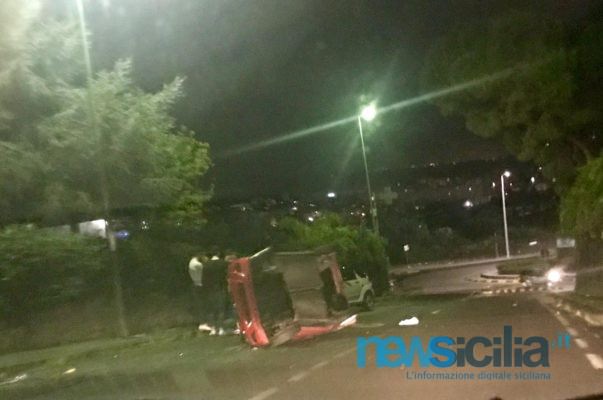 Paura in viale XX Settembre, incidente con utilitaria e si ribalta