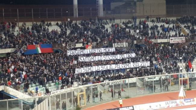Oltre il calcio, quando il dolore cancella i “rivali”: Catania ricorda le vittime del maltempo – FOTO