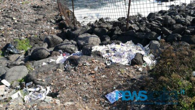 Catania, porto di Caito pattumiera a cielo aperto: “tappetto” di schede del Bingo