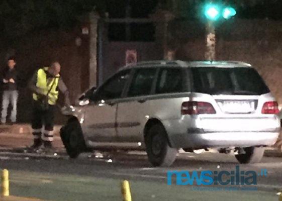 Scontro tra due auto in via Passo Gravina: traffico bloccato, sul posto la Municipale – FOTO