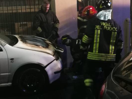 Catania, panico in via Ciccaglione: auto prende fuoco