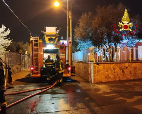 Paura nel Catanese, divampa incendio nel primo piano di una villetta: fiamme alte per diverse ore