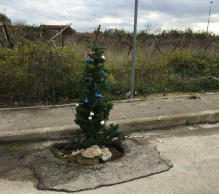 “Non tutti i mali vengono per nuocere”, buca in strada si trasforma in vaso per un albero di Natale