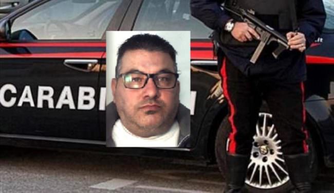 Armato costringe autotrasportatore a consegnargli carico di tabacchi: arrestato