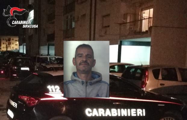 Calci e pugni “per tutti”: 48enne aggredisce la moglie, il suocero e i carabinieri. Arrestato