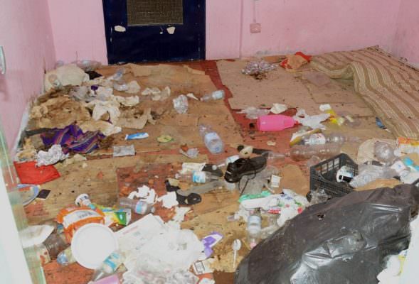 Puzza da un appartamento, i vicini denunciano: trovati madre e figlio sommersi dalla sporcizia