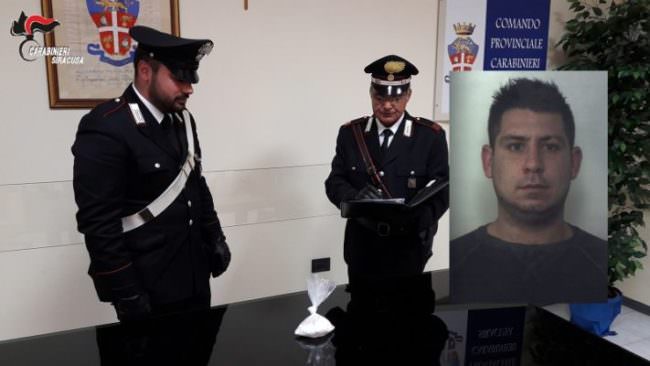 Atteggiamento sospetto e guida ad alta velocità: 30enne con 100 grammi di cocaina in auto. Arrestato