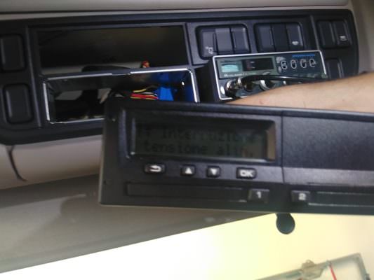 Alteravano cronotachigrafi per eludere controlli su velocità e orari dell’autotrasporto: 6 persone denunciate