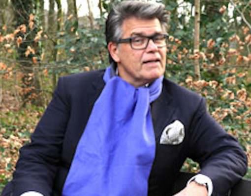 Dimostra 45 anni, ma ne ha 69: chiede di cambiare età per rimorchiare su Tinder
