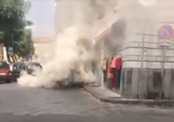 Catania, auto in panne “offusca” Piazza Borgo: “I castagni arrustuti chiù picca ni fanu fumu”