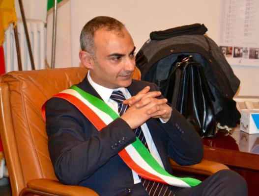 Sindaco di Bronte torna libero, Graziano Calanna accolto in municipio dal picchetto d’onore