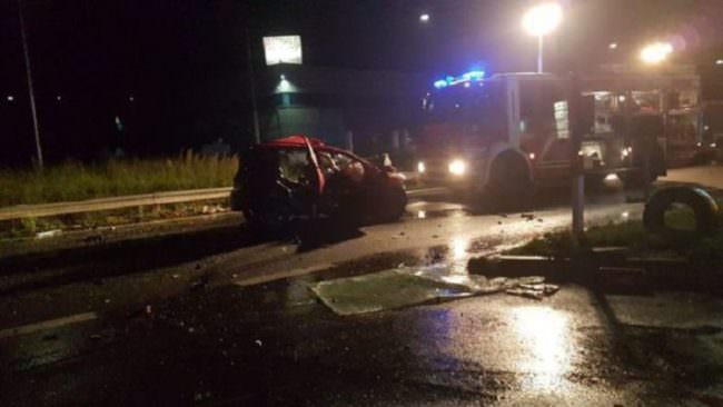 Incidente mortale all’alba: Fiat Panda si scontra con un pullman. Muore una 30enne, ferito l’autista