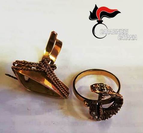 Catania, denunciati pregiudicato 22enne e commerciante 32enne per ricettazione. FOTO della refurtiva