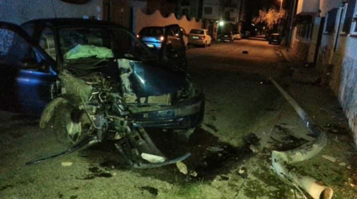Incidente nei pressi di un noto locale: ubriaco alla guida si schianta con l’auto contro un palo