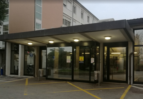 Cade dalle scale con neonato in braccio, bimbo di 2 mesi muore sbattendo la testa