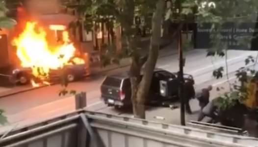 Terrore in centro città, uomo incendia auto e accoltella i passanti: un morto