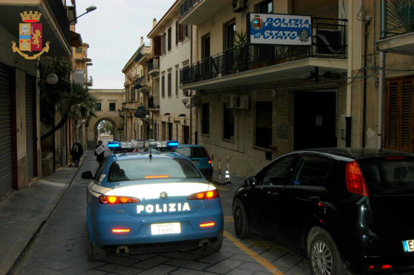 Sorprende una signora nella sua abitazione minacciandola con una bottiglia di vetro rotta: in manette 19enne