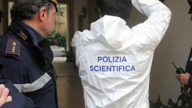 Uomo trovato morto dentro casa: ci sarebbero tracce di sangue, indagini in corso
