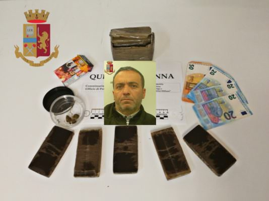Gli agenti non trovano nulla, lui vuole che controllino ancora: mezzo chilo di hashish pronto per lo spaccio