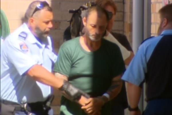 Trascina bimba di 7 anni in bagno, la stupra e filma la violenza: maniaco accoltella i soccorritori della piccola