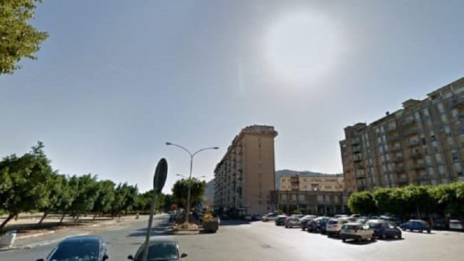 Trovata morta per strada dopo volo dal balcone: ipotesi suicidio per una 74enne