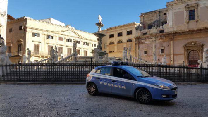 Rapina in centro, ruba con violenza collana d’oro e denaro: tradito dai tatuaggi