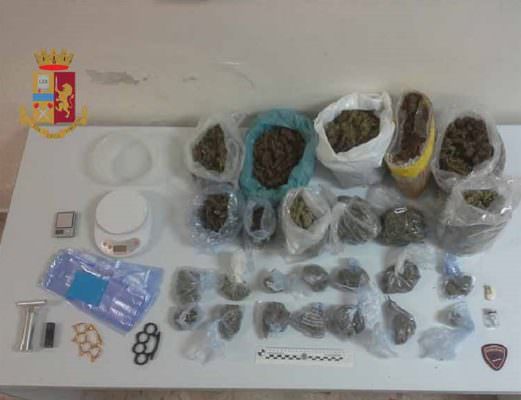 Cocaina, marijuana e denaro distribuiti in due auto: arrestato pusher 26enne