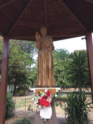 Frantuma statua di San Pio da Pietralcina e danneggia albero di Natale: denunciato 24enne