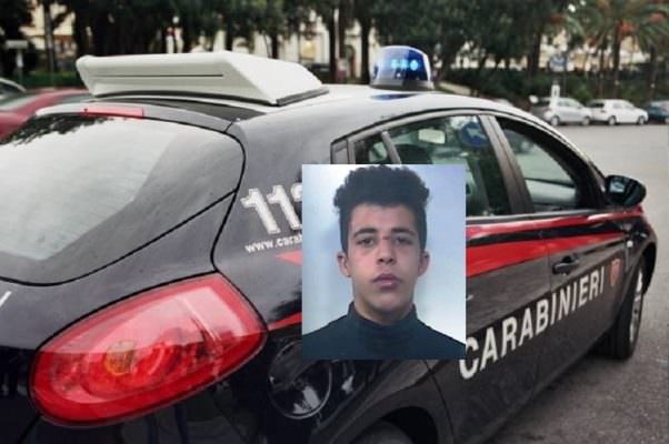 Molesta clienti di un locale del Catanese e aggredisce i carabinieri: in manette 20enne ubriaco