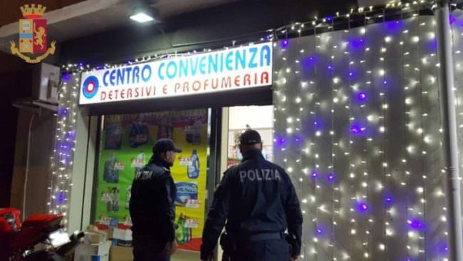 Rapina al “Centro Convenienza”, clienti impauriti allarmano poliziotti che arrestano l’autore