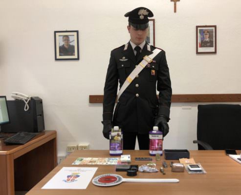 Nascondevano la droga nel cassetto della biancheria: arrestati padre e figlio Nascondevano la droga nel cassetto della biancheria: arrestati padre e figlio