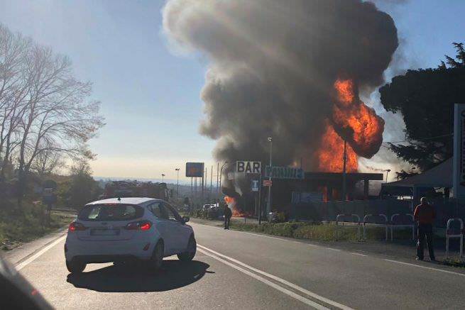 Esplosione in un distributore IP: morti un vigile del fuoco e un passante, numerosi feriti