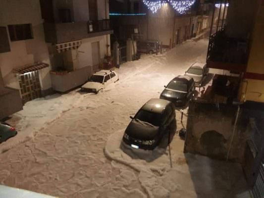 Torna il maltempo in Sicilia, grandinata record lungo la costa ionica: le FOTO