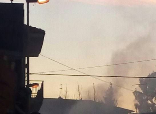 Rifiuti prendono fuoco nel Catanese: paura tra i residenti