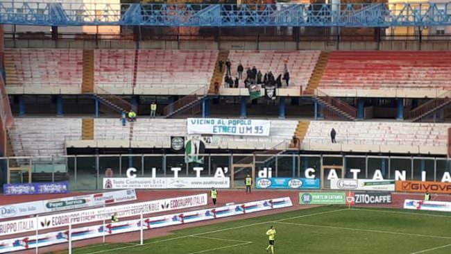 Sisma di Santo Stefano, messaggi di sostegno dai tifosi pugliesi durante Catania-Monopoli: “Vicini al popolo etneo”