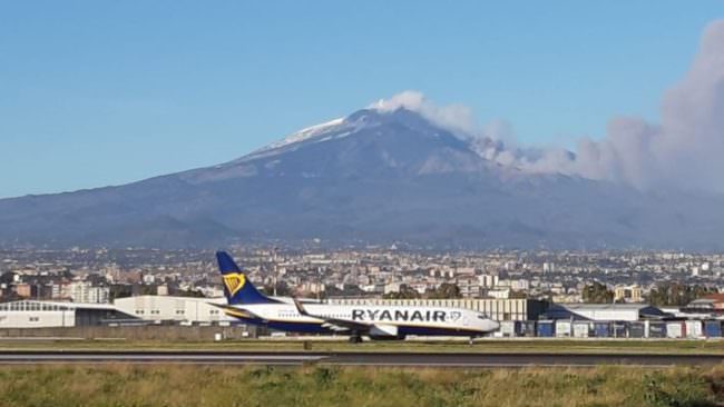 Boati Etna e vigilia a singhiozzi: solo 4 aerei ogni ora, aeroporto riaperto