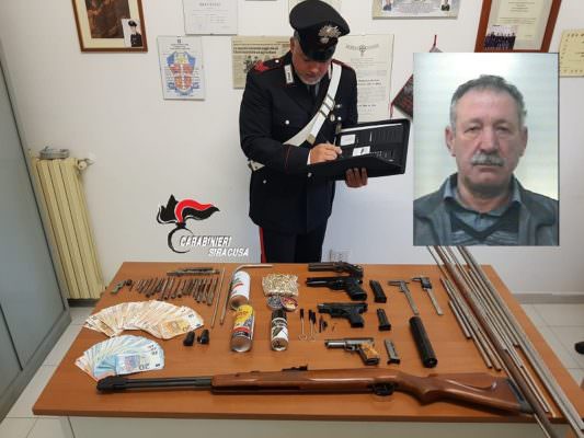 Armi illegalmente detenute, munizioni e denaro in casa: 59enne in manette