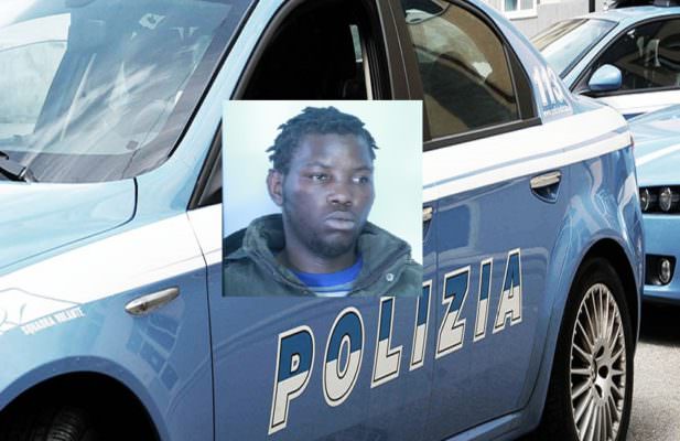 Catania, smercia hashish e marijuana nel centro storico e strattona agenti durante controllo: in manette 19enne