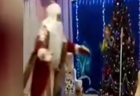 Festa all’asilo si trasforma in tragedia, Babbo Natale muore improvvisamente: sconvolti bambini e insegnanti