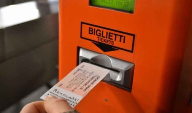 Minaccia di uccidere l’ex moglie con l’acido e prova a raggiungerla in pullman: arrestato 26enne