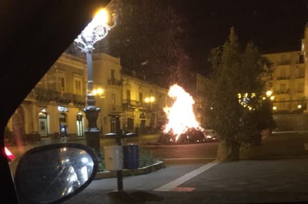 Tradizionale ceppo di Natale di piazza Duomo incendiato in anticipo: sgomento e rabbia dalla comunità