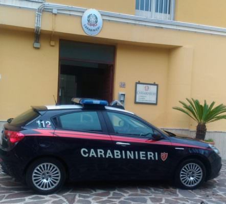 Ristrutturano casa e per arredarla saccheggiano un appartamento nel Catanese: denunciata una coppia