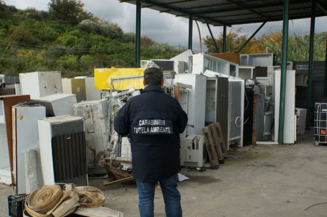 Rifiuti speciali, mancanza di autorizzazione per scarico dei reflui e violazioni: sequestrato impianto Eco Beach – FOTO