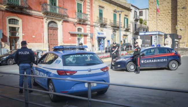 Coinvolti in una lite, ubriachi si rifugiano in panineria poi picchiano militari e agenti: arrestati