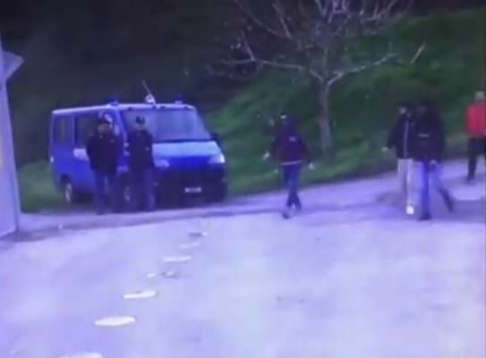 Tifosi presi a mazzate e investiti con la macchina: follia dopo partita, scatta il Daspo