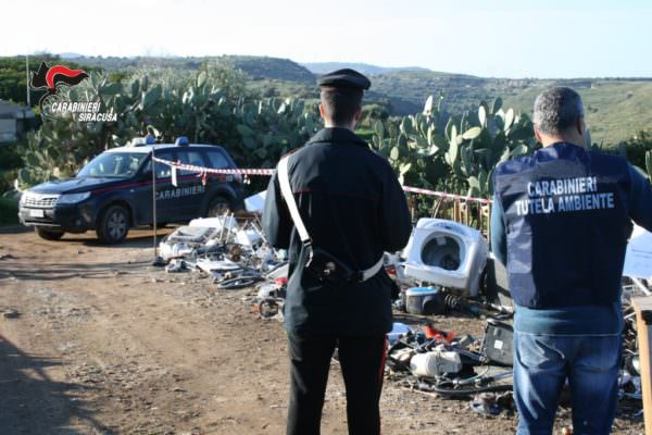 Creano discarica abusiva con rifiuti pericolosi nel loro terreno: denunciati padre e figlio