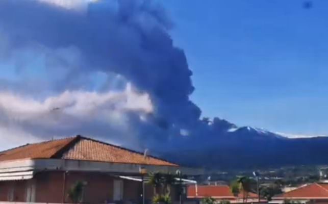 Paura e ammirazione tra scosse, fumo e lava: il VIDEO della densa fumata dell’Etna