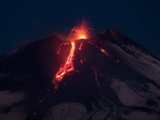 Etna, continua lo spettacolo dal cratere di sud-est: FOTO e VIDEO mozzafiato